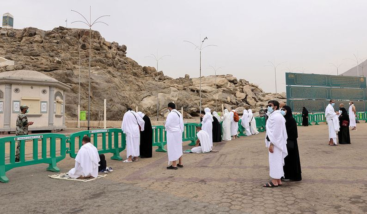 Masked haj pilgrims on Mount Arafat pray for COVID-free world